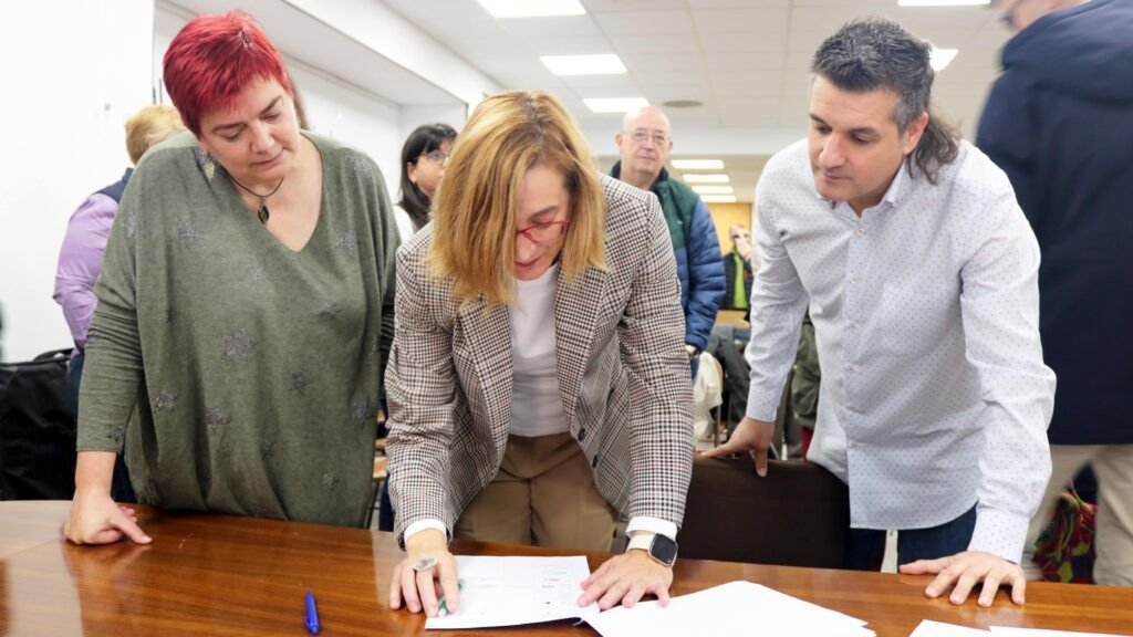 La plataforma municipalista Valladolid Toma La Palabra ha firmado hoy en la sede de la Federación de AAVV Antonio Machado el manifiesto para la construcción del centro de acogida de personas refugiadas en nuestra ciudad.