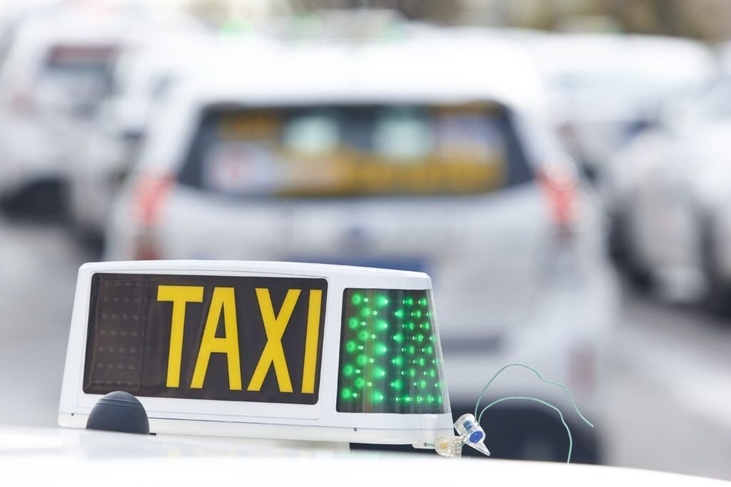 Trasladada al hospital tras chocar un taxi en la glorieta Beatriz de Suabia