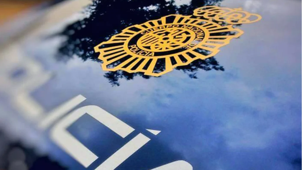 Hombre de 40 años apuñalado en Salamanca Subtítulo: Un incidente nocturno en el barrio de Pizarrales desencadena una rápida respuesta de emergencia Cuerpo de la noticia: En un giro inesperado de los eventos nocturnos, un hombre de 40 años fue víctima de una agresión con arma blanca en Salamanca. El suceso, que tuvo lugar en la calle Rodríguez Hernández, alrededor de las 23:50 horas del jueves, ha conmocionado a la comunidad local. El Cuerpo Nacional de Policía fue alertado de inmediato, lo que llevó a una rápida intervención de los servicios de emergencia. El 112 Castilla y León recibió la llamada, desencadenando una cadena de respuestas eficientes. La urgencia del caso se reflejó en la movilización inmediata de una UVI móvil de Emergencias Sanitarias - Sacyl, así como en la participación activa de la Policía Local de Salamanca. Al llegar al lugar, los profesionales de Sacyl se encontraron con un escenario crítico. El hombre, gravemente herido, necesitaba atención médica urgente. Sin perder tiempo, fue trasladado al Hospital Universitario de Salamanca, donde recibió los cuidados necesarios. Este incidente se suma a una serie de eventos que marcaron la noche en Salamanca. Además del apuñalamiento, la Policía Local se ocupó de otros asuntos, incluyendo una denuncia por ruido en la calle María Auxiliadora y la detención de dos conductores bajo la influencia del alcohol. La comunidad de Salamanca, especialmente en el barrio de Pizarrales, se encuentra en estado de alerta tras este violento suceso. Las autoridades continúan investigando los detalles del incidente, buscando esclarecer las circunstancias que llevaron a este lamentable acto de violencia.