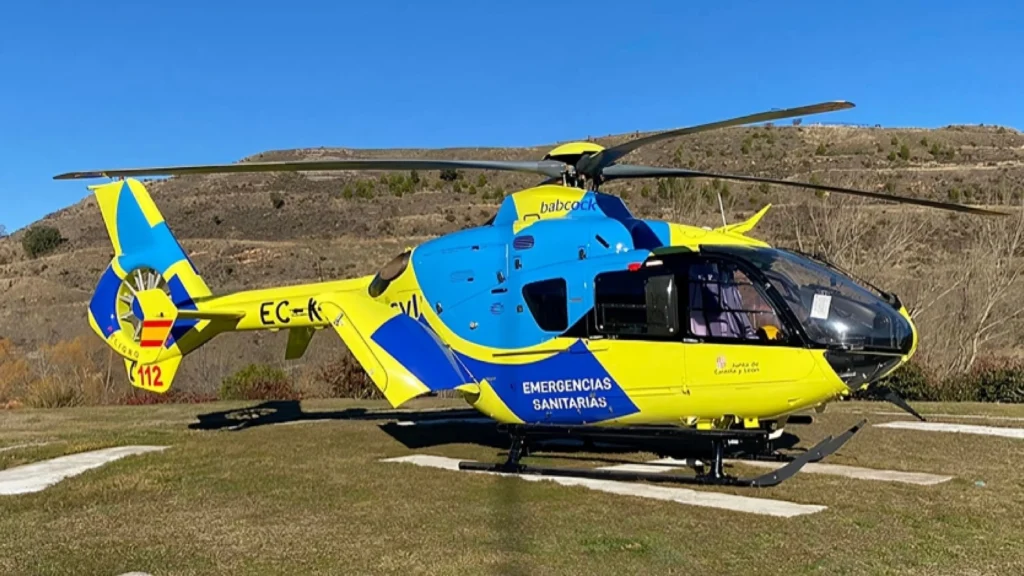 Un fallecido en un accidente en Pancorbo y tres personas heridas Intervención de emergencia tras siniestro vial en la AP-1 Un accidente de tráfico ocurrido en la autopista AP-1, a la altura de Pancorbo (Burgos), ha resultado en la muerte de una persona y lesiones a otras tres, según informaron fuentes oficiales. El incidente, que tuvo lugar minutos antes de las 17:22 horas del sábado, involucró el vuelco de un turismo en el kilómetro 57, dirección Vitoria. Los servicios de emergencia, alertados por varias llamadas, desplegaron un operativo que incluyó la participación de los bomberos de Miranda de Ebro, un helicóptero sanitario de Sacyl, dos ambulancias de soporte vital básico y un equipo médico de Miranda de Ebro. La rápida respuesta buscaba atender a los afectados y restablecer la normalidad en la vía afectada. En el lugar del accidente, se confirmó el fallecimiento de un hombre, mientras que tres mujeres, entre ellas dos menores de siete y diez años, fueron asistidas por las unidades médicas. La mujer adulta, de 54 años, fue trasladada en estado grave al hospital de Miranda de Ebro en una UVI móvil. Las menores, por su parte, recibieron atención en una ambulancia de soporte vital básico y fueron llevadas al mismo hospital. Este accidente en Pancorbo, que se salda con un fallecido y tres personas heridas, ha activado los protocolos de seguridad vial y emergencias en la región. Las autoridades continúan investigando las causas del siniestro y han hecho un llamado a la prudencia en las carreteras.