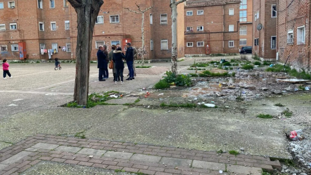 El PSOE urge a Carnero a solucionar el problema de insalubridad de la Plaza del Esla