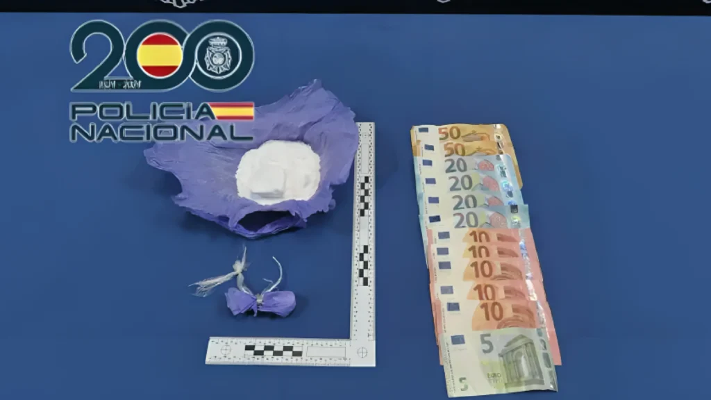 Detienen en Las Delicias a dos mujeres que portaban 95g de cocaína Intervención policial en Valladolid desarticula un presunto caso de tráfico de drogas La Policía Nacional ha detenido a dos mujeres en el barrio de Las Delicias, en Valladolid, por portar 95 gramos de cocaína. El operativo se desarrolló en la Avenida de Segovia, donde los agentes, en labores de vigilancia tanto uniformados como de paisano, identificaron a las sospechosas. Estas, que estaban acompañadas de un menor, intentaron disimular su relación al percatarse de la presencia policial. Durante el procedimiento, los oficiales realizaron un registro de seguridad que permitió el hallazgo de la droga. Escondida en el interior del abrigo de una de las detenidas, se encontró un calcetín que contenía dos paquetes de sustancia blanca, posteriormente identificada como cocaína mediante un drogo-test. Además, se incautaron 235 euros en efectivo, distribuidos entre las dos mujeres. Las detenidas fueron acusadas de un posible delito de tráfico de drogas y trasladadas a las dependencias policiales para los trámites correspondientes. El menor que las acompañaba fue entregado a un familiar responsable. Tras su presentación ante la autoridad judicial, se les concedió la libertad con cargos, pendientes de juicio.