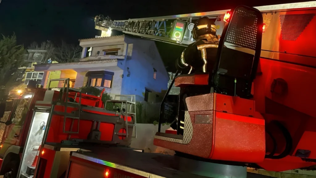 Los Bomberos de Valladolid sofocan un incendio en la Urbanización Panorama