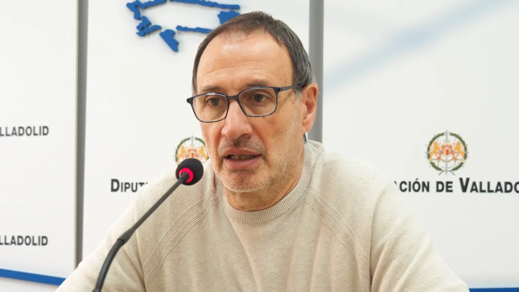 TLP propondrá en el pleno de Diputación la creación de una red provincial de cercanías El diputado Julio Pereda, portavoz del grupo provincial TLP, coalición formada por los partidos Izquierda Unida, Podemos, Verdes Equo y Alianza Verde, ha registrado una moción que propone la recuperación del tren convencional en favor de la puesta en marcha de un servicio público de cercanías que llegue a todos los municipios de la provincia de Valladolid con estación de ferrocarril o apeadero. El pleno de la diputación provincial que se celebrará el próximo viernes debatirá a iniciativa de TLP una propuesta para instar al Gobierno de España, a través del Ministerio de Transportes y Movilidad Sostenible, RENFE y ADIF a la creación de una red ferroviaria de cercanías en la provincia aprovechando las infraestructuras ya existentes y con el objetivo de que el servicio ferroviario pueda llegar a todos los municipios de la provincia por los que pasen las líneas de ferrocarril convencionales. Para ello se pide recuperar el uso de las estaciones y apeaderos en desuso, así como la construcción de nuevos apeaderos donde exista la posibilidad de dar el servicio a la población local. La proposición plantea también la implantación de un sistema de recogida de pasajeros a la demanda. Para la instauración de este sistema provincial de “metro al aire libre”, Pereda propone la realización de una serie de inversiones “pequeñas en comparación con lo que se invierte en Alta Velocidad”. Con el fin de posibilitar la combinación del Cercanías con los servicios de ferrocarril convencional en el Corredor Palencia-Valladolid-Medina, sería necesario acometer las obras de construcción de la vía de doble ancho convencional en los tramos pendientes de licitación y la electrificación de la línea Medina del Campo-Zamora. Por otro lado, la iniciativa plantea medidas como el aumento de frecuencias de cercanías en las líneas de Medina del Campo-Zamora y Medina del Campo-Salamanca con servicios de ida y vuelta en cada sentido, tanto en horario de mañana como de tarde, y el aprovechamiento del futuro desvío ferroviario de mercancías de la ciudad de Valladolid para dar servicio de trenes de cercanías. “El tren es el medio de transporte más ecológico y sostenible. Los servicios de cercanías y regionales son claves para combatir la despoblación de algunas de nuestras comarcas. El tren es una alternativa real a los desplazamientos por carretera diarios por motivos laborales, lectivos, sanitarios y otros servicios básicos”, defiende Julio Pereda.