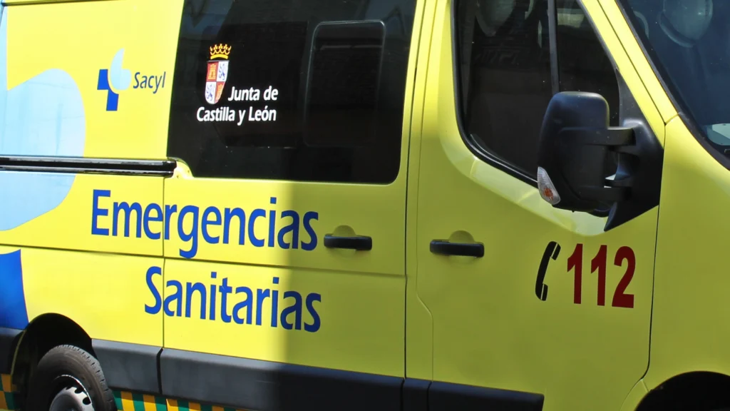 Termina en el hospital tras chocar contra un árbol en la Avenida Virgen de Cueto