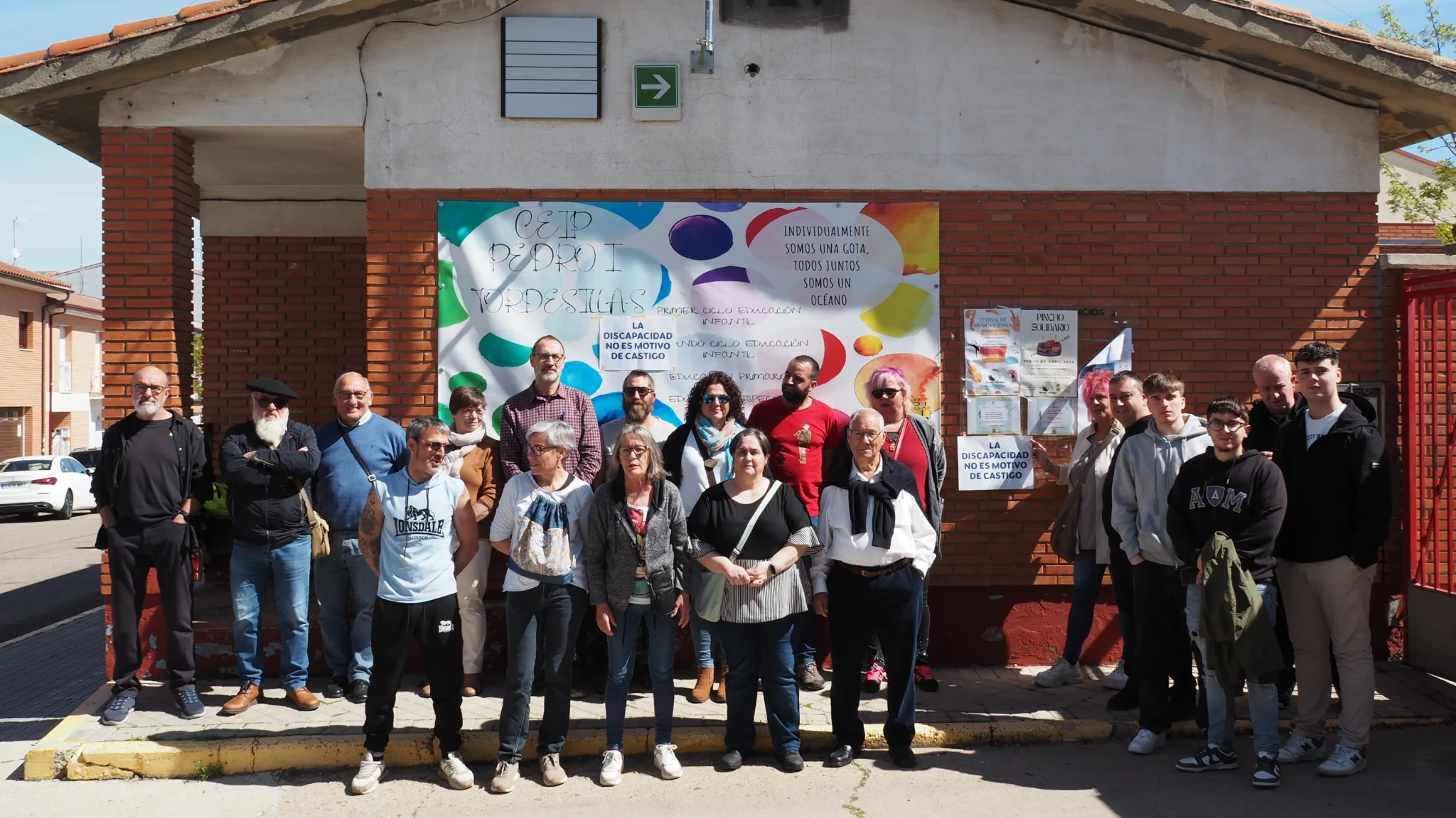 Educación se compromete a mejorar la atención a alumnos con discapacidad tras reunirse con la madre de Fabio Tras semanas de incertidumbre y dificultades para la familia de Fabio, un menor con necesidades educativas especiales residente en San Pelayo, la Consejería de Educación de la Junta de Castilla y León ha dado un paso adelante en la búsqueda de soluciones. En una reunión mantenida esta mañana entre Elisa Cerrillo, madre de Fabio, la inspección de Educación y la dirección del CEIP Pedro I de Tordesillas, se han alcanzado una serie de acuerdos que pretenden mejorar la atención a los alumnos con discapacidad. La problemática surgió cuando la Junta de Castilla y León decidió suprimir el transporte escolar de Fabio días antes de la Semana Santa, como respuesta a dos crisis de comportamiento puntuales derivadas de patologías inherentes a su discapacidad. Esta medida generó serios problemas de conciliación para la familia y puso de manifiesto la falta de recursos y formación del personal para atender adecuadamente a los alumnos con necesidades especiales. Durante la concentración de apoyo a Elisa Cerrillo previa a la reunión, Juan Francisco Rodríguez, concejal de IU-Alternativa por Tordesillas, destacó la importancia de "poner los medios necesarios para su escolarización" y "garantizar que el alumnado del medio rural tenga las mismas oportunidades que en la ciudad". Por su parte, Elisa Cerrillo se quejaba de que "no se puede mantener un aula de educación especial sin medios necesarios o sin los recursos que precisan estos alumnos". Julio Pereda, Diputado Provincial, acusó al gobierno regional de "improvisación, falta de inversión, así como de sensibilidad hacia este niño, su familia y cualquier persona en igual o parecida situación", calificando la situación como "inmoral". Pereda criticó la falta de inversión en medios materiales, humanos y en formación para el personal. Tras la reunión, Elisa Cerrillo se mostró aliviada por los compromisos adquiridos por los representantes de Educación, entre los que se incluyen la contratación de una persona cualificada como monitora en el transporte escolar para tratar a alumnos TEA y el establecimiento de un protocolo de actuación ante crisis disruptivas de comportamiento. "Esta reunión tenía que haber sido el primer paso dado por Educación y habría evitado todo un camino rocoso y lleno de incertidumbre para llegar a este punto", afirmó Cerrillo. Desde el Grupo Provincial TLP felicitaron a la familia de Fabio por su lucha y llamaron a la Consejería de Educación a "recapacitar su modus operandi y mostrarse como una herramienta para aportar soluciones, no para crear problemas y desigualdades al alumnado y a las familias".