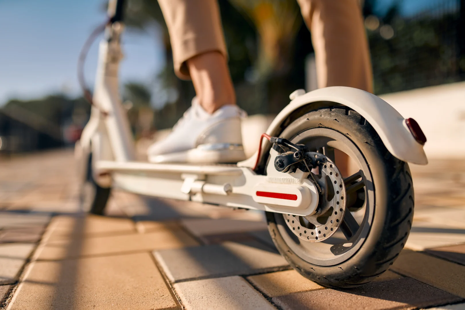 Una joven en patinete colisiona contra un turismo en Salamanca