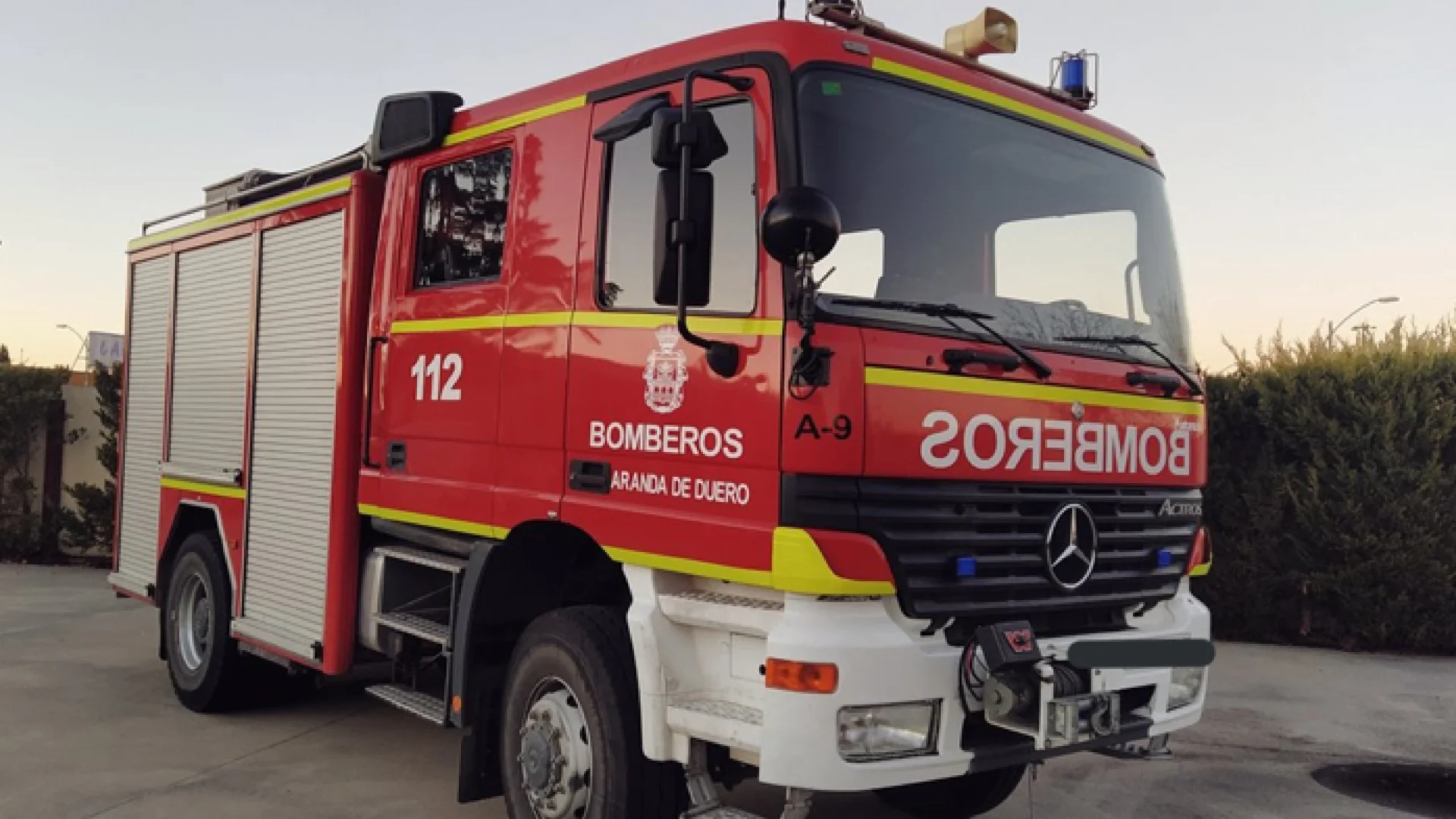 Tres personas heridas en un violento incendio en un bloque de viviendas en Aranda de Duero