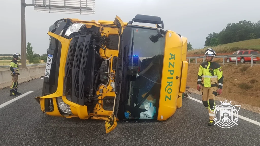 El tráfico en la A-1 se vio seriamente afectado ayer por la tarde debido al vuelco de un camión.