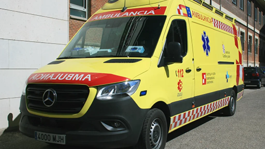 Colisión múltiple en Santa Marta de Tormes deja dos heridos Subtítulo: Una ambulancia que pasaba por la zona atendió a los afectados en el accidente ocurrido en la rotonda de acceso a Salamanca Cuerpo de la noticia: Una colisión múltiple en Santa Marta de Tormes ha dejado dos heridos esta mañana. El incidente tuvo lugar a las 10:06 horas en la rotonda de acceso a Salamanca, situada en la avenida de la Serna. La colisión múltiple en Santa Marta de Tormes involucró a varios vehículos, aunque no se ha especificado el número exacto de coches implicados. El Servicio de Emergencias 112 de Castilla y León informó que una ambulancia de soporte vital básico que transitaba por la zona se encontró con el accidente. El personal sanitario de la ambulancia actuó de inmediato, atendiendo a los dos heridos en el lugar del siniestro. Hasta el momento, no se ha confirmado si los afectados fueron trasladados al Complejo Asistencial Universitario de Salamanca para recibir atención médica adicional.