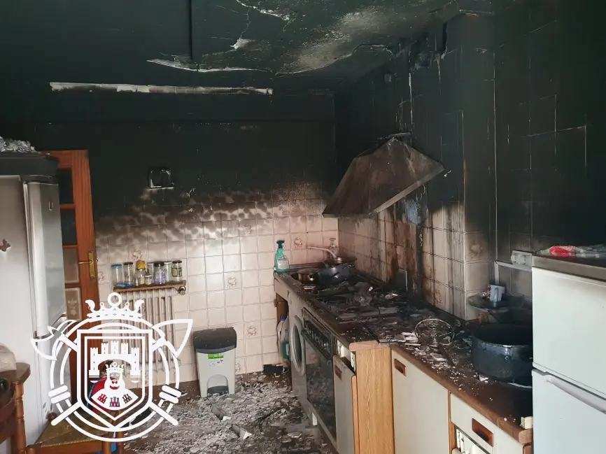 Los bomberos de Burgos extinguieron un incendio que se originó en la cocina de una vivienda situada en la calle Tesorera. El suceso, que fue controlado con rapidez, no provocó daños personales. El Servicio de Emergencias 112 de Castilla y León recibió el aviso, tras lo cual los bomberos acudieron al lugar. A su llegada, encontraron humo saliendo por las ventanas del inmueble, señal del incendio en curso. El acceso a la vivienda se realizó mediante un camión autoescala. Una vez dentro, los bomberos localizaron el foco del fuego en la cocina y lograron extinguirlo. Aunque no hubo heridos, los daños materiales en la vivienda fueron considerables, especialmente en la zona afectada por el fuego.