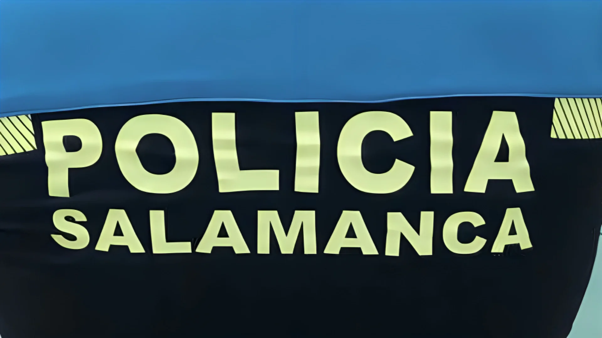 Choque frontal entre un camión y un turismo deja tres vehículos dañados en Salamanca