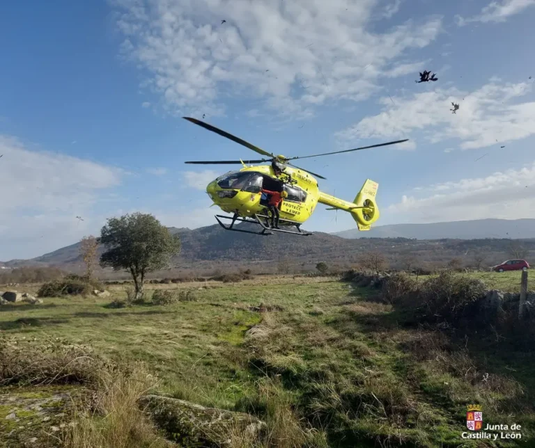 El Grupo de Rescate de la Junta evacúa en helicóptero a un hombre en Béjar