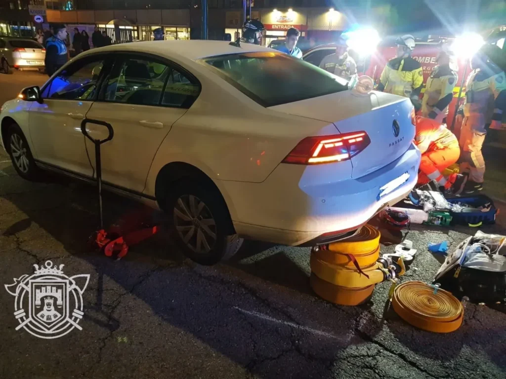 un hombre de 45 años ha fallecido tras ser atropellado por un vehículo en la calle Vitoria, junto a la conocida glorieta Nicolás Correa.