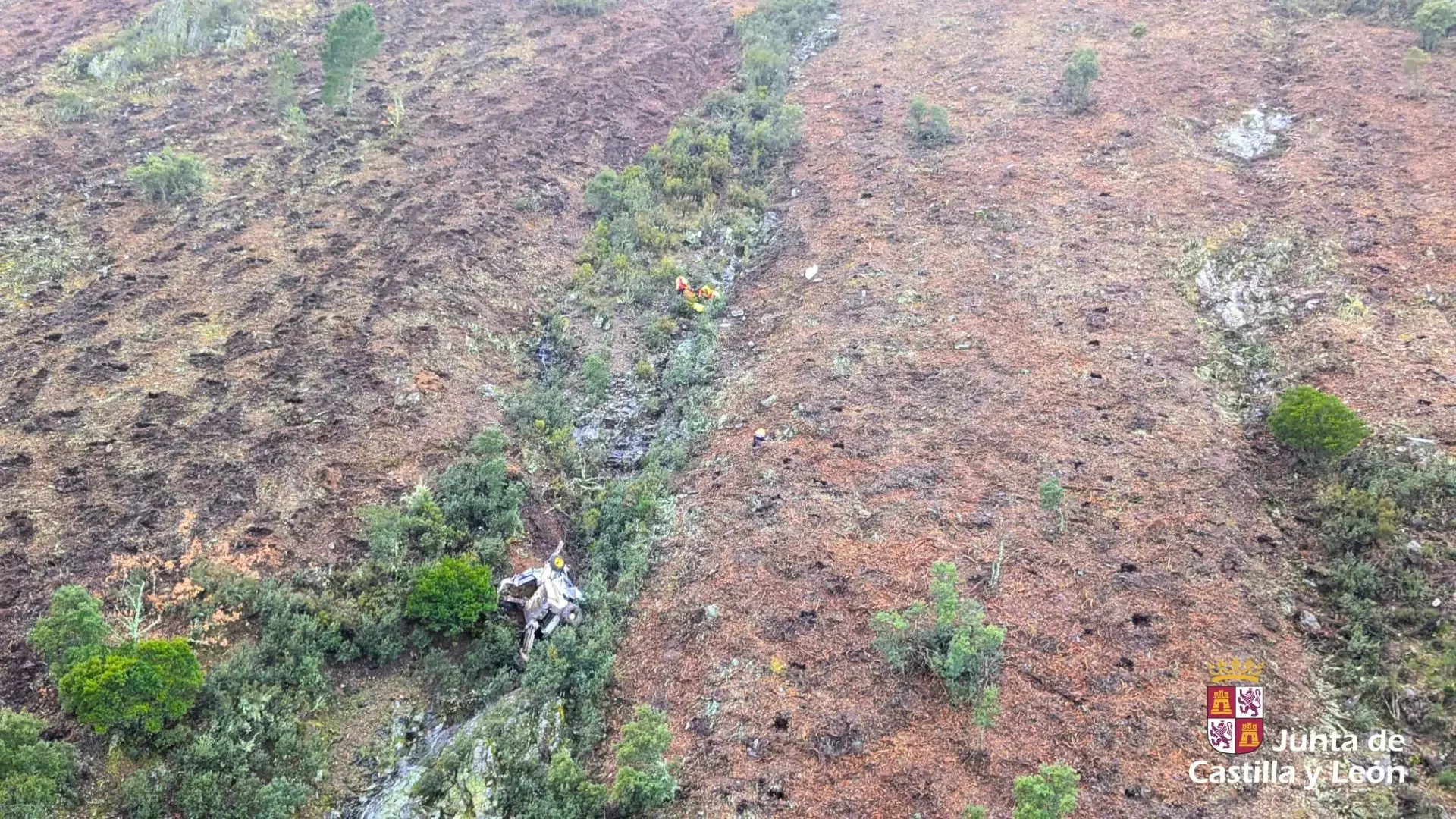 Rescatan a un trabajador herido tras volcar su máquina forestal en Agallas