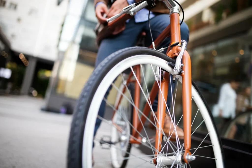 ASCIVA) ha denunciado públicamente la retirada del carril bici de Isabel la Católica, que, según la organización, supone un grave retroceso en las políticas de movilidad