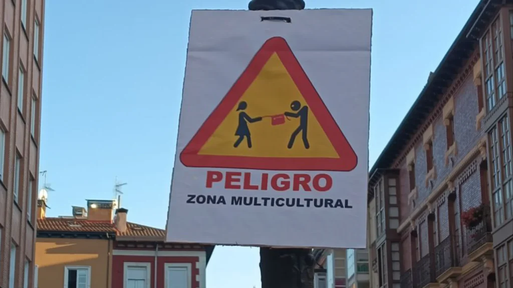 La Unidad de Gestión de la Diversidad de la Policía Local de Burgos ha abierto una investigación para esclarecer la aparición de carteles de contenido racista