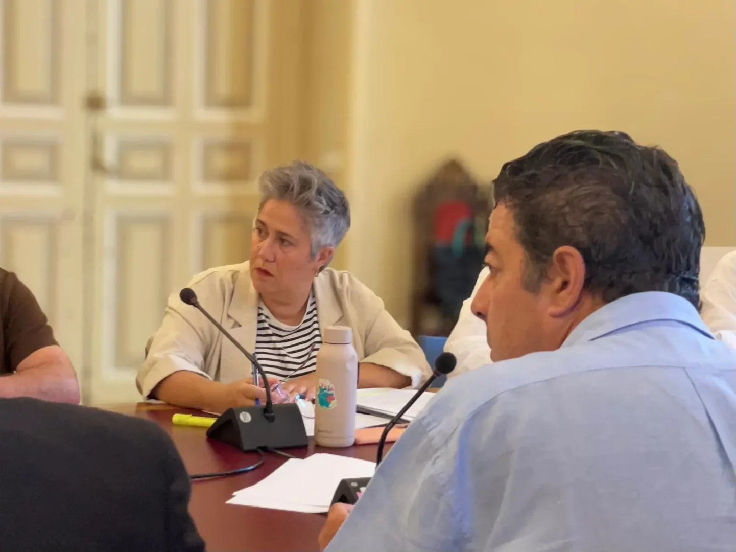 Valladolid Toma la Palabra alerta: la nueva ordenanza de bicicletas y patinetes supone un retroceso en movilidad sostenible Valladolid, 2 de septiembre de 2025. La Comisión municipal de Movilidad ha aprobado hoy la nueva ordenanza de bicicletas y patinetes de Valladolid. El grupo municipal Valladolid Toma la Palabra (VTLP) sostiene que el texto final endurece la normativa e introduce “un marco mucho más restrictivo para el uso de bicicletas y patinetes”, después de que el equipo de gobierno incorporara tres enmiendas de última hora pese a que durante el periodo oficial de alegaciones “no se presentó ninguna”. Según VTLP, estas modificaciones “van a alargar los plazos de tramitación” y suponen un paso atrás en las políticas de movilidad sostenible, “volviendo a situar a Valladolid a la cola en sostenibilidad urbana”. La concejala de VTLP Cristina Colino afirmó que “es una mala noticia para quienes apuestan por una movilidad sostenible, ya que se ponen más trabas a quienes quieren desplazarse de forma limpia y responsable”. En este sentido, Colino añadió: “Una vez más, Vox marca el paso y el PP se pliega. Esta ordenanza es un retroceso y una terrible noticia para Valladolid”. VTLP insiste en que la aprobación de estas enmiendas restrictivas, introducidas el mismo día de la votación en comisión, “dificulta el uso de vehículos limpios en Valladolid” y evidencia un cambio de rumbo respecto a medidas previas de fomento de la movilidad activa.